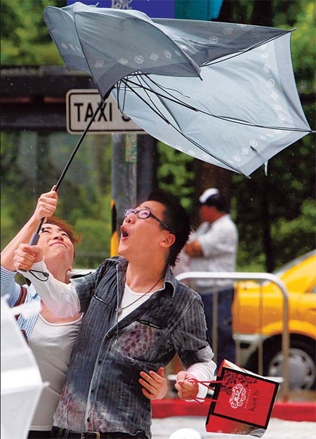 Typhoon roars into Taiwan