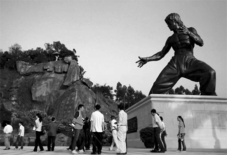 Giant Bruce Lee statue welcomes kungfu fans
