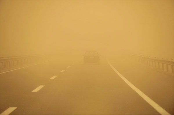 Sandstorm sweeps across NW China