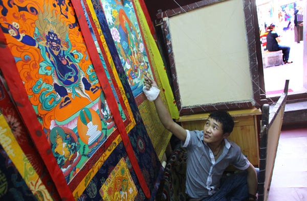 Thangka craftsmen re-create religious icons