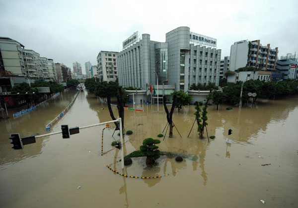 Flood peak sweeps SW China