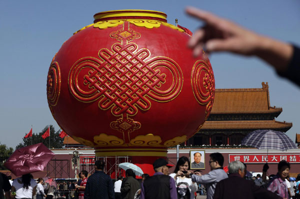 Giant lantern adorns Tian'anmen Square