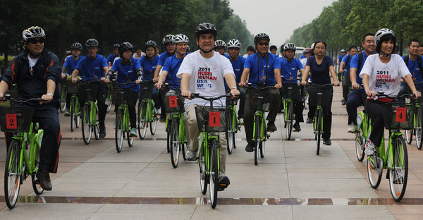 Locke promotes green transportation in C China