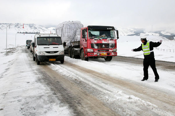Heavy snow shuts down highways in NW China