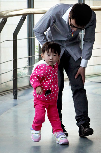 Wenzhou 'miracle girl' can walk again