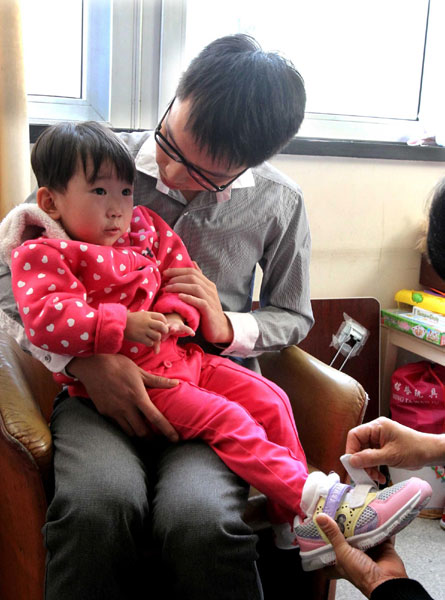 Wenzhou 'miracle girl' can walk again
