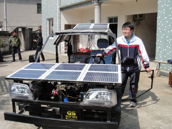 Student in E China develops solar car