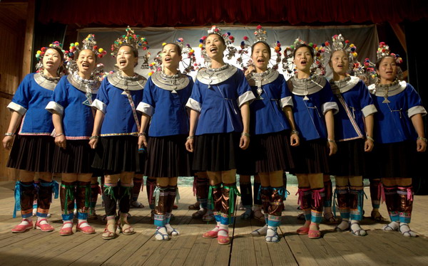 Dong community treats tourists to feast