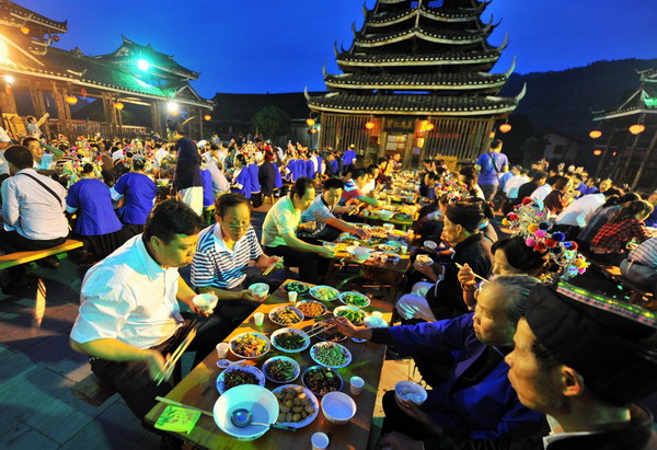 Dong community treats tourists to feast