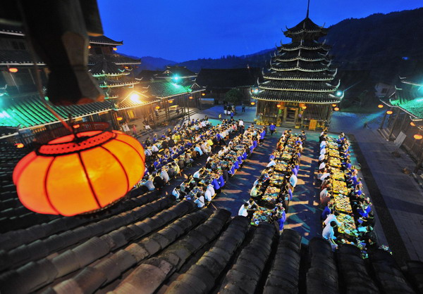 Dong community treats tourists to feast