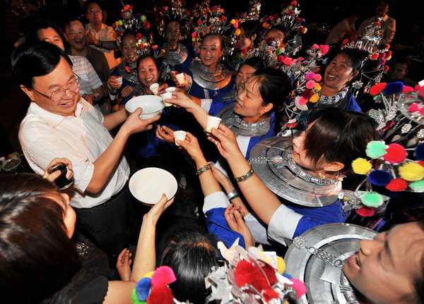 Dong community treats tourists to feast