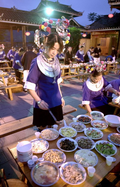 Dong community treats tourists to feast