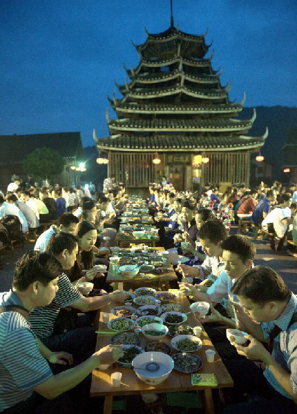 Dong community treats tourists to feast