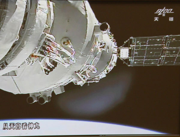 China's first manual space docking successful
