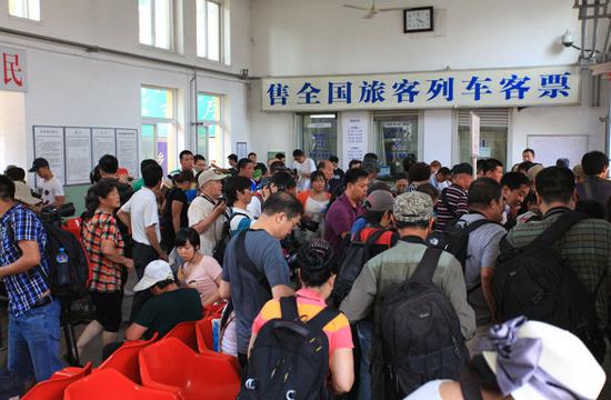 Fans gather for train's last ride