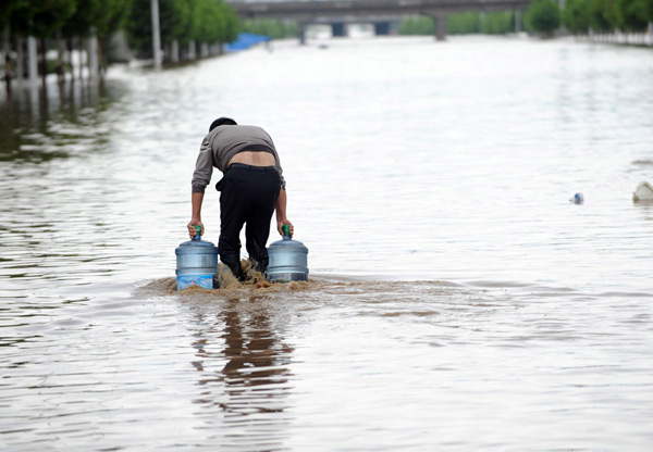 Typhoon-caused flood disrupts trains in Liaoning