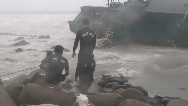 4 dead after typhoon sinks boats in ROK waters