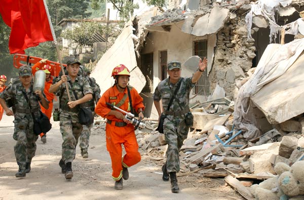Troops risk their own lives in quake rescue