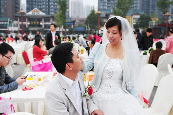 Migrant workers hold group wedding in Chongqing