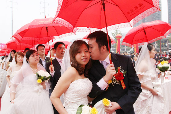 Migrant workers hold group wedding in Chongqing