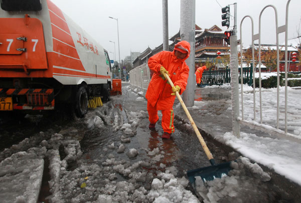 Storm strands tourists at Great Wall, killing 3