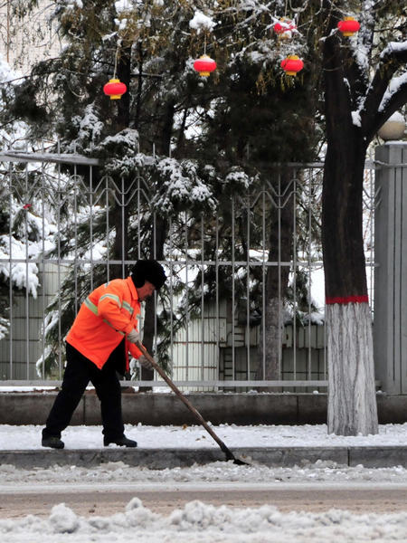 Heavy snowfall hits N China's Hohhot