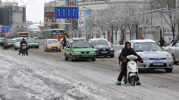 Heavy snowfall hits N China's Hohhot