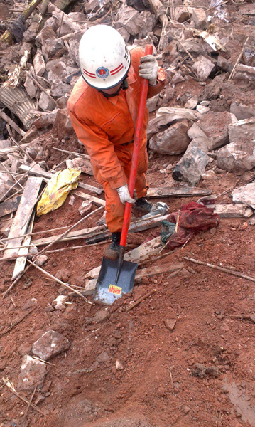 46 dead after landslide in the southwest