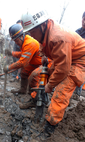 46 dead after landslide in the southwest