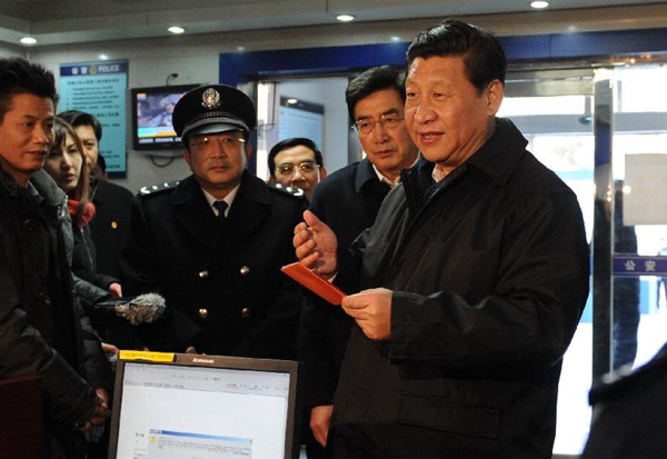Xi extends festival greetings to workers, police