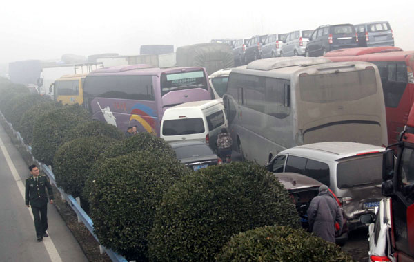 Traffic is backed up after a pile-up on the Beijing-Hong Kong-Macao expressway near Luohenan station in Luohe city, Henan province, at 7:40 am Wednesday. Vehicle pile-up kills 3, injures 13 in C China