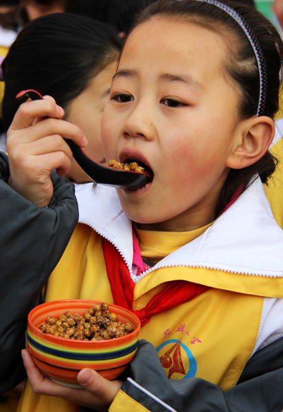 Chinese enjoy Longtaitou Festival traditional food