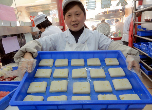 Chinese enjoy Longtaitou Festival traditional food