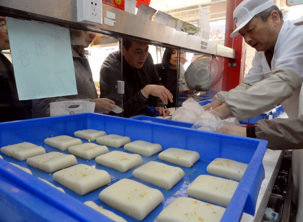 Chinese enjoy Longtaitou Festival traditional food