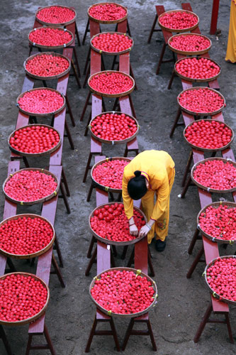 Chinese enjoy Longtaitou Festival traditional food