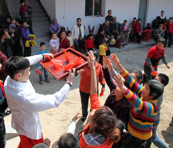 Chinese enjoy Longtaitou Festival traditional food