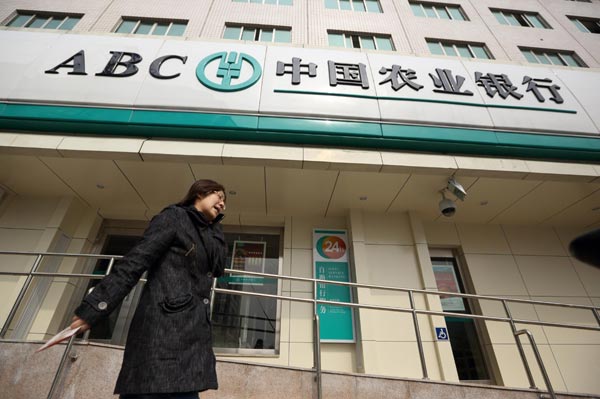 Two big banks report weak earnings growth