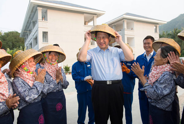 President pays visit to Hainan fishermen