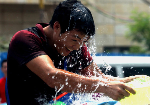 Water Splashing Festival marked in SW China