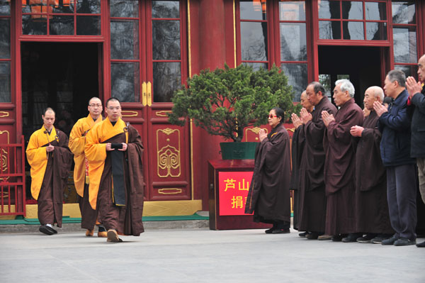 Beijing Buddhists pray for quake zone