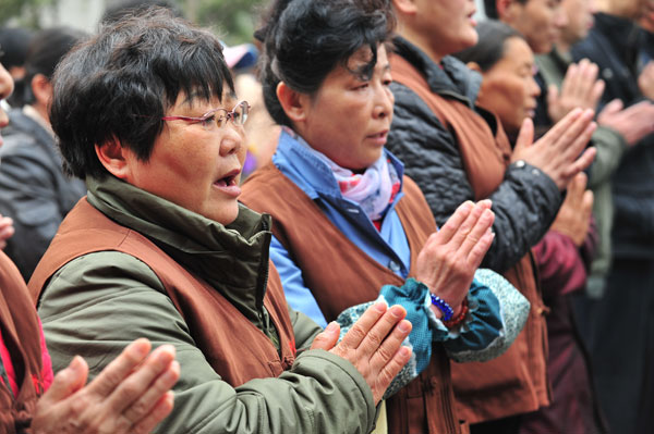 Beijing Buddhists pray for quake zone Beijing Buddhists pray for quake zone