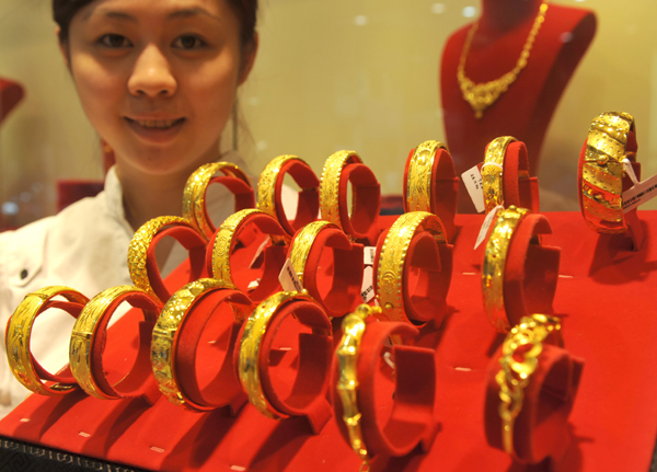 Gold rises on weaker Chinese economic data