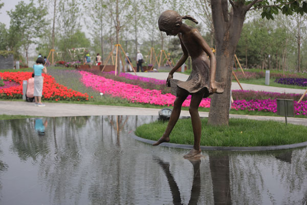 A sculpture is seen inside the expo. The event will run until Nov 18. Beijing hosts garden expo