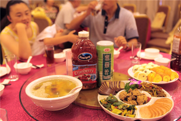 All dishes are made from vegetables at the Buddhist wedding Xiamen city, Fujian province on July 6, 2013. Buddhist wedding chimes in E China