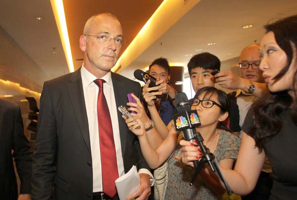 Journalists don't want to let Theo Spierings go after the CEO of New Zealand dairy giant Fonterra held a news conference on its contaminated whey protein concentrate on Monday in Beijing. Fonterra says sorry for 'anxiety'