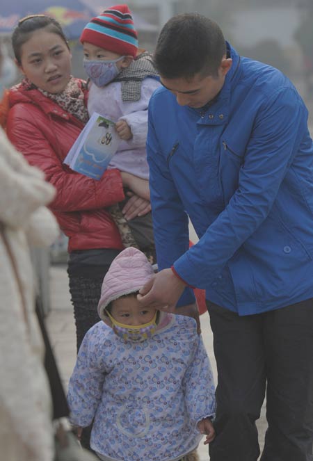 Smog disrupts daily life in Nanjing