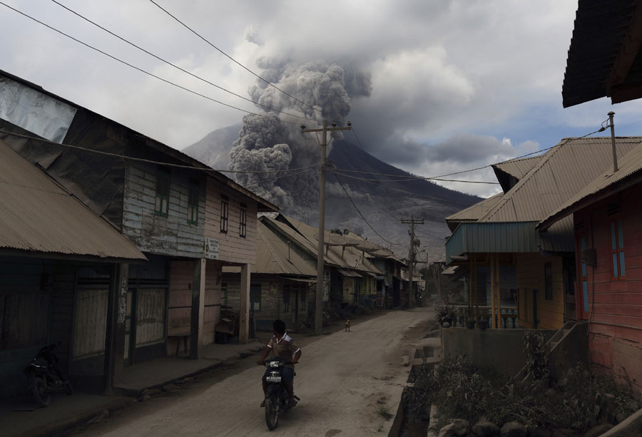 Volcano displaces thousands in Indonesia