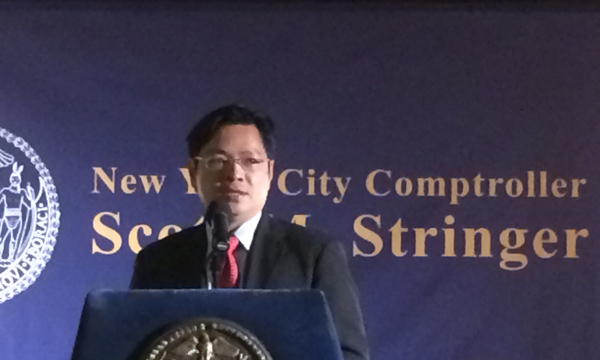 NYC comptroller honors Chinese businesswoman
