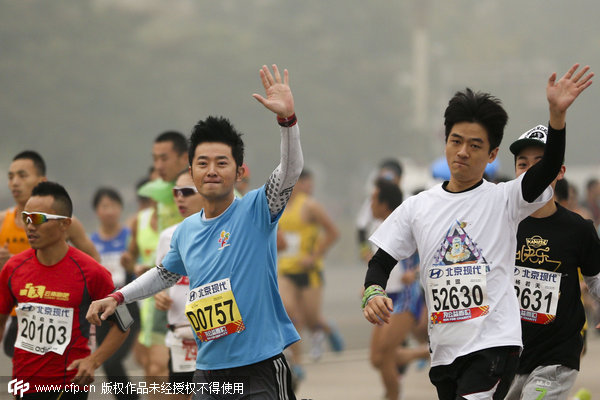 Beijing Marathon kicks off in haze