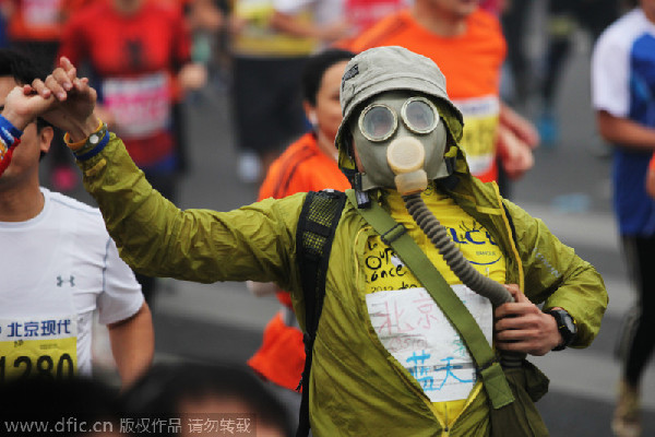 Beijing Marathon kicks off in haze